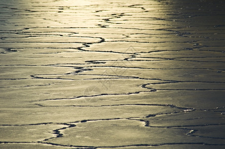 太阳反射在有多种裂缝的冰面上极端漂浮物海图片