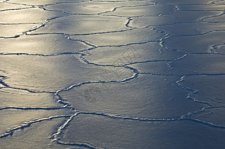 荒野白色的太阳反射在有多种裂缝的冰面上通道图片