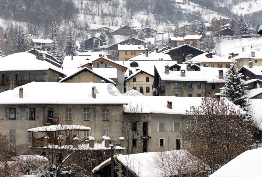 重的传统一个高山村在大暴风雪过后意大利图片