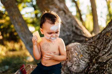 橙小孩在森林上画着他自己的德拉库到万圣节的草原狂欢愉快图片