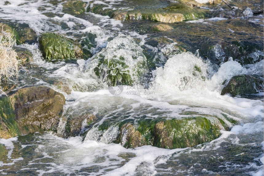 蒙托恩斯德尔瓦雷被植包围的河流瀑布风景结石图片