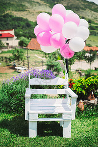 新娘配有鲜花和气球的婚礼装饰自然生日图片