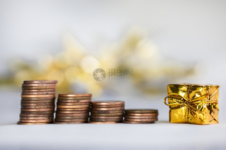 货币快乐的攀登带圣诞假期礼物的硬币爬楼梯闪发光的背景财务节省概念堆硬币复制空间带圣诞假期礼物的硬币爬楼梯节省硬币概念堆图片