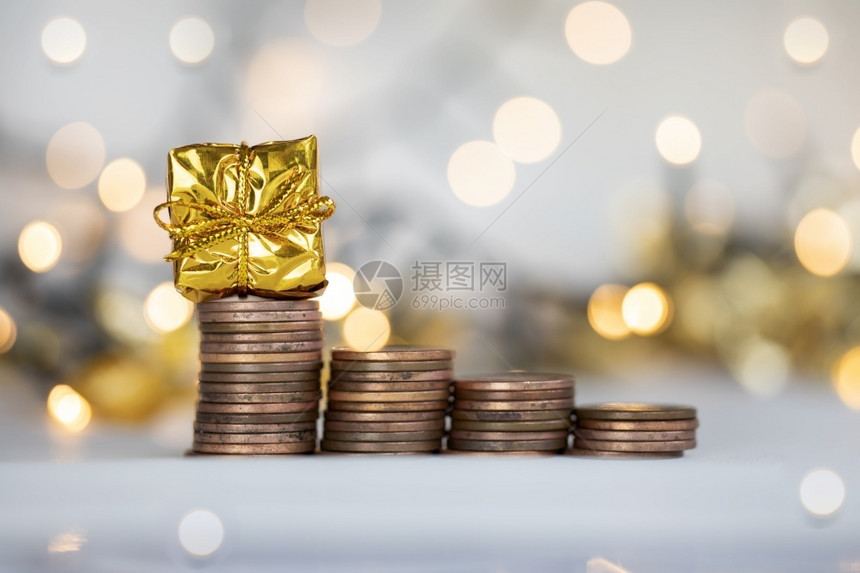钱丝带银圣诞假期礼物的硬币爬楼梯闪发光的背景财务节省概念堆硬币复制空间带圣诞假期礼物的硬币爬楼梯节省硬币概念堆图片
