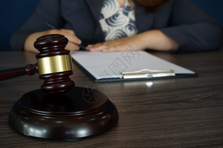 泰国落地签会议礼物法律顾问向客户提出与手架和法律司以及顾问律师签订合同的律顾问概念判断背景