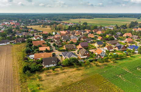 德国北部一个小村庄的鸟瞰图边缘有大片耕地景观草乡村的背景图片