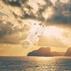 美丽的日出在山岸上萨穆伊泰国海岩石戏剧图片