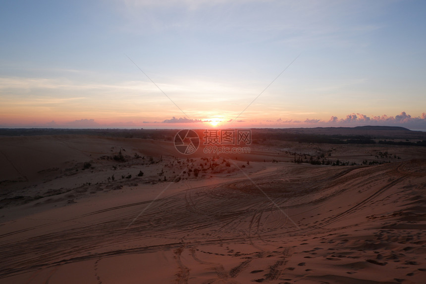 脚印沙漠中日出越南东亚MeiNe的白沙丘风景优美有条纹的图片