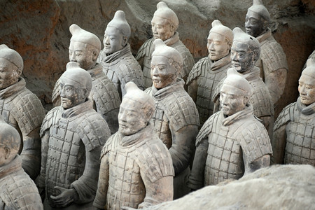 红旗下的士兵旅游陵西安的Terracotta勇士和马匹陶器背景