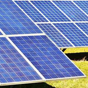 干净的生态供应田间太阳能电池板发电厂自然和生态绿色技术的工业和生态概念背景图片