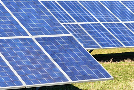 面板景观植物田间太阳能电池板发电厂自然和生态绿色技术的工业和生态概念图片