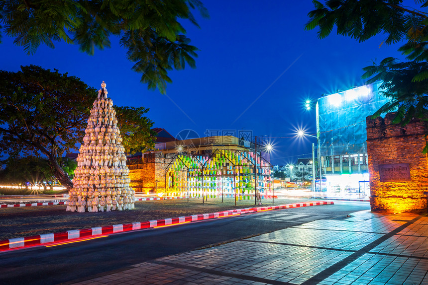 路清迈门老城古墙和泰国清迈晚上的摩特moathangphuak大门街上的灯光小径建造街道图片