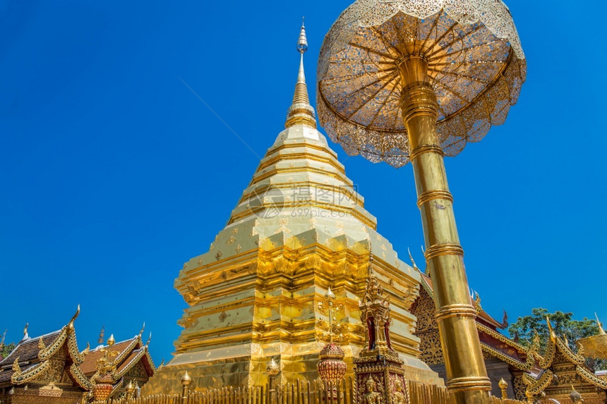 美丽的位于泰国清迈附近Terravada佛教寺庙的DoiSuthep在WatPhraWat的抽象金塔旅游行图片