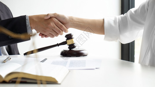 承包商人男律师和客户在事务所与签订合同协议的律师和客户握手图片