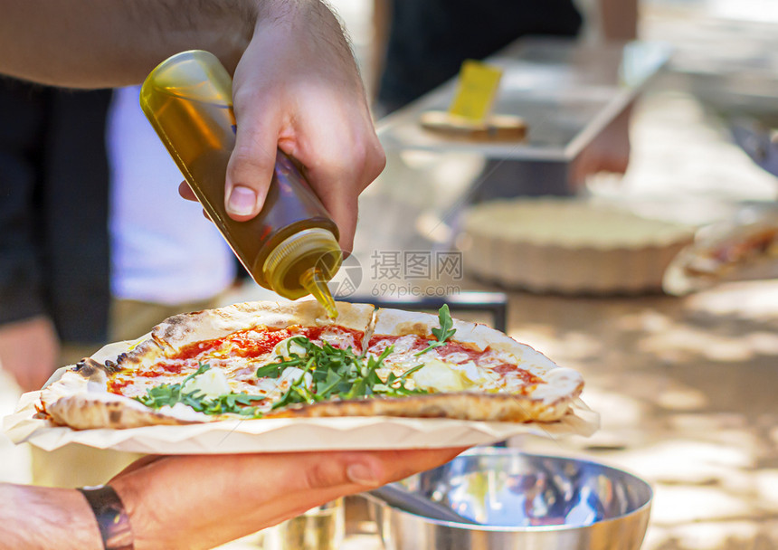 脆皮一只雄鸟倒橄榄油来做意大利菜传统食谱的比萨饼传统的面团图片