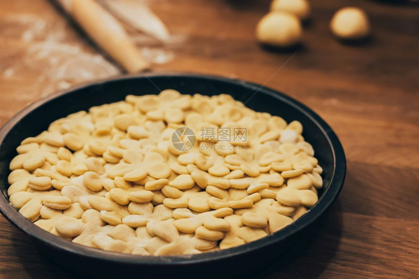 感恩节瀑布传统自制苹果馅饼在木桌烹饪为秋天的假日晚餐新鲜的情绪温暖图片