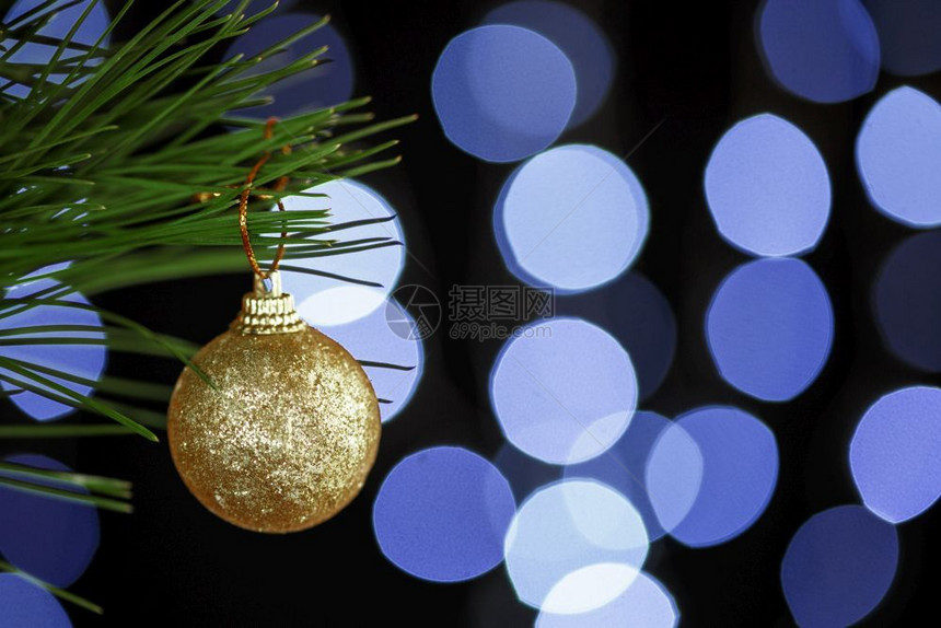 圣诞玩具在一小枝子上个美丽的bokoh选择焦点的背景上关注深度很小花环闪耀光图片