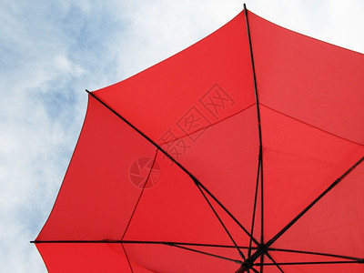 红伞式雨帐幕下目的图片