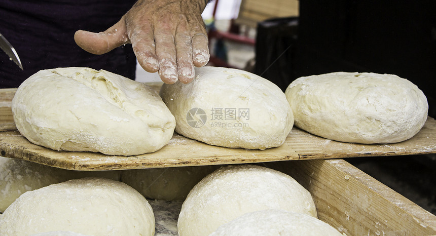 小麦生的馅饼以传统方式工匠作细节日常膳食健康生活的方式打面包机折团图片
