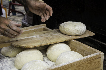 酵母制作以传统方式工匠作细节日常膳食健康生活的方式打面包机折团传统的图片
