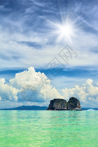 垂直的泰国安达曼海阳光明日的景爬坡道岩石图片