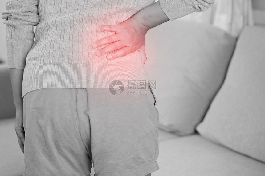 关节炎年轻的女士后背疼痛程度较低通常由肌肉伤枕头骨折引起的图片