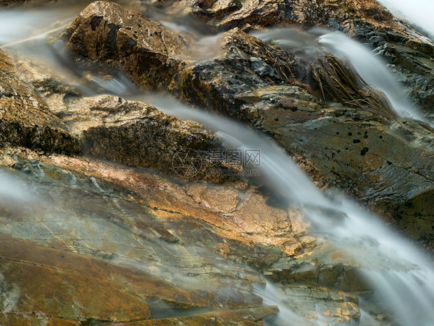 瓜达拉姆山瀑布和西班牙马德里社区的溪流中拉佩德里扎LaPedriza秋天美丽墙纸图片