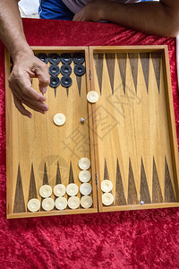 男人在玩TablaTop视图时扔骰子传统的木头细节图片