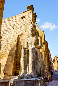 文化宗教上帝卡纳克寺正坐的法老神像座图片