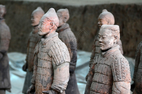 红旗下的士兵著名的特拉科塔战地武士在西安生动皇帝陶器背景