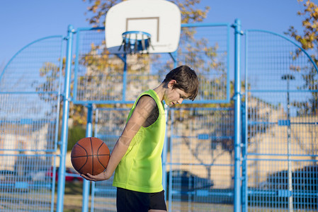法庭男生年轻篮球选手穿着黄色袖子站在球场上播放器图片