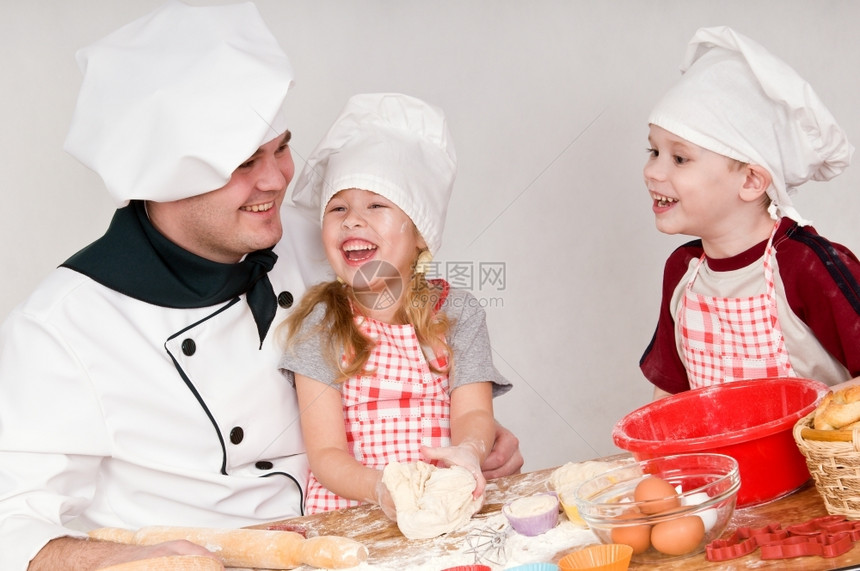 烹饪筛男主厨告诉孩子们一些事情厨师图片