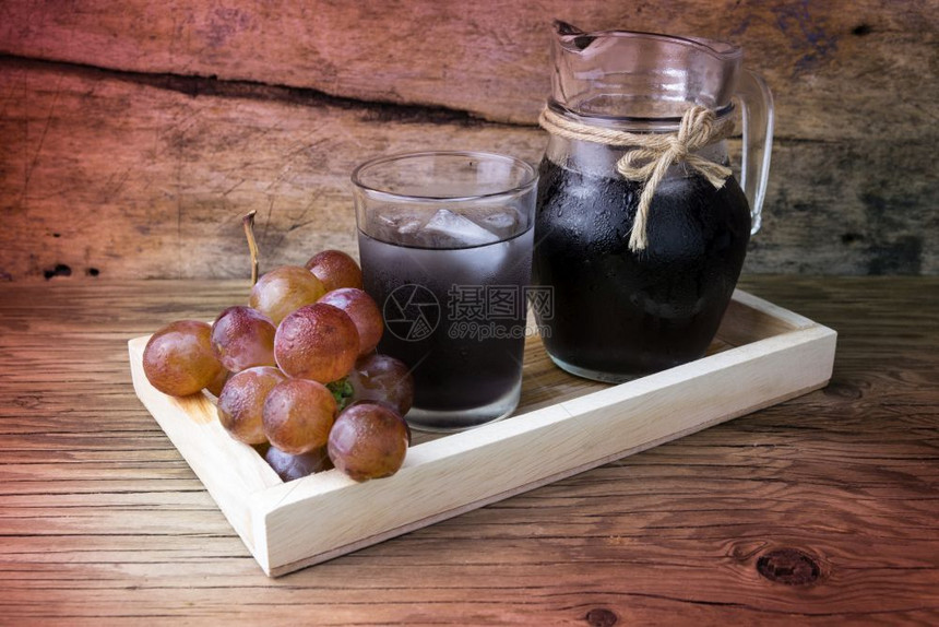 水果寒冷的木桌上鲜葡萄和果汁素食主义者图片