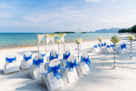 蓝白主题的海滩婚礼场地装饰图片