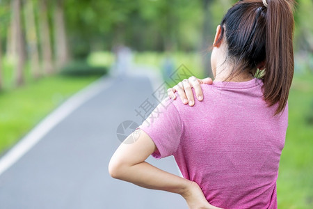 跑步背后受伤的女性图片