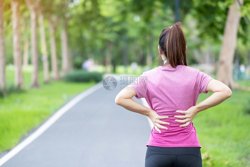 公园跑步背后受伤的女性图片