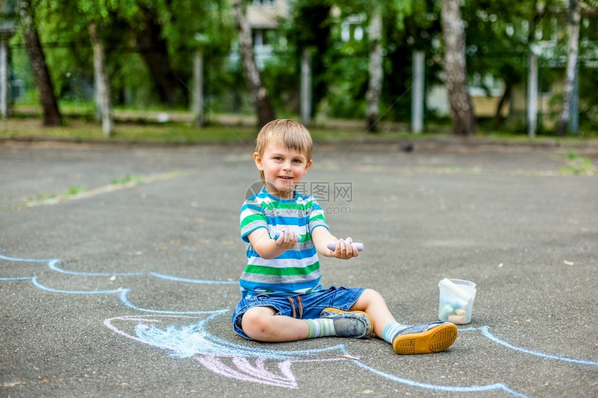 坐在地上画画的男孩图片