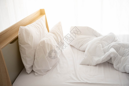现代酒店的白色床具图片
