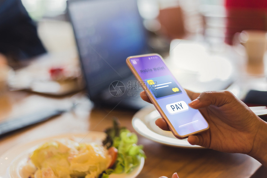 朋友们妇女通过餐馆移动电话未来的互联网和技术概念使用信卡支付粮食费在餐馆使手机未来互联网和技术概念转移低的图片