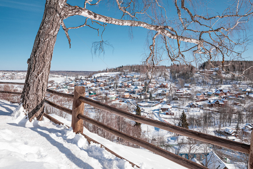 目的地伏尔加河岸边的Plyos镇俄罗斯从大教堂山看冬季前方有树枝村庄乡的图片