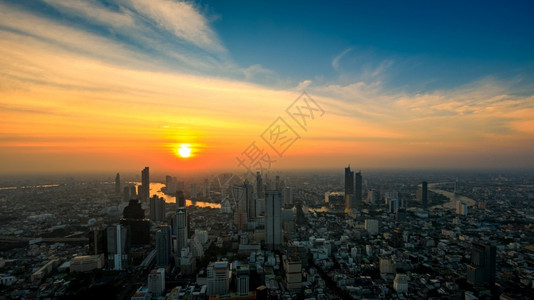 地铁标曼谷市摩天大楼和蓝空的中景象日落背以及国王宝座MahaNakhon的观点日出背景图片