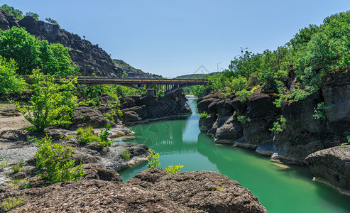 韦内蒂科斯峡谷希腊河Meteora附近有绿水和美丽的岩层Veneikos河希腊有绿水桥结石背景