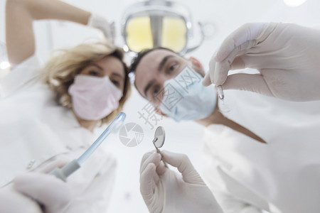 戴口罩给病人做手术的牙医团队图片