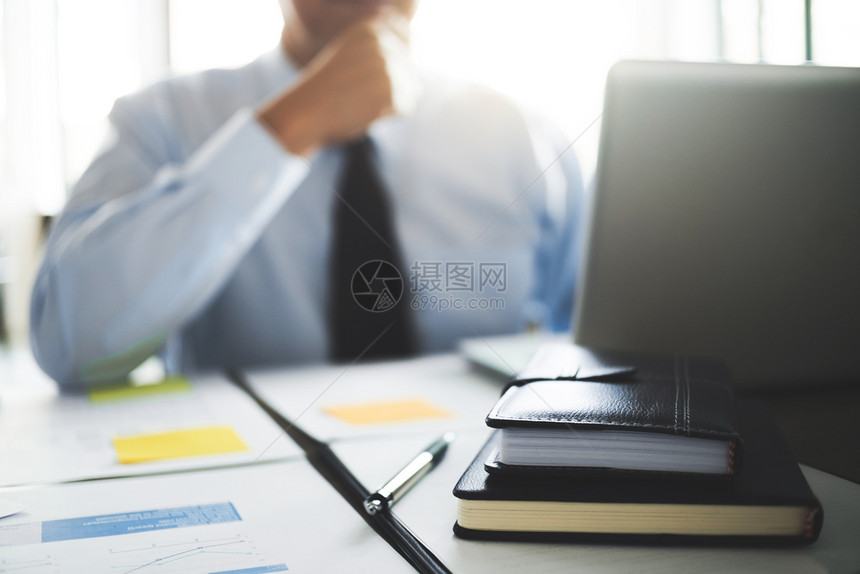 审计师或财务检查员负责商业报告有选择地重点工作桌子帐户文档图片