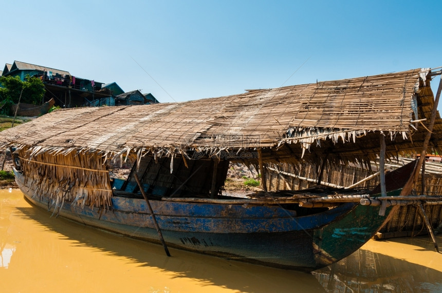 柬埔寨暹粒附近的泥河上木头船和泥河上的木汉船只溪流传统的划船者图片