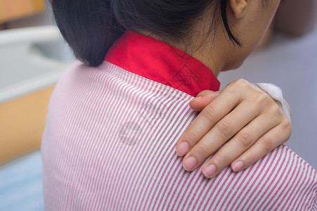 关心年轻的住院室背部疼痛的女病人后背疼痛手图片