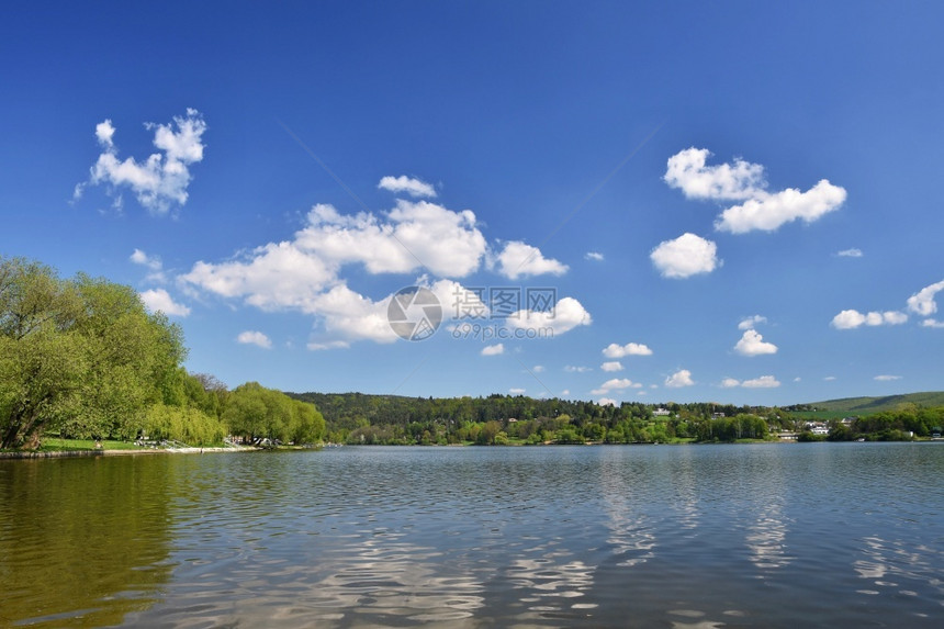 捷克语摩拉维亚天空有森林和蓝的池塘布尔诺大坝休闲点捷克布尔诺市BystrcKninicky图片