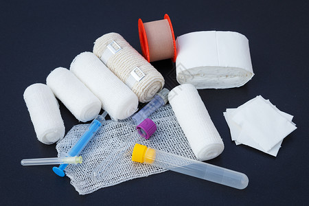 为医疗保健或药房主题提供贴粘泥石膏的医疗绷带和注射器粘着补救棉布图片