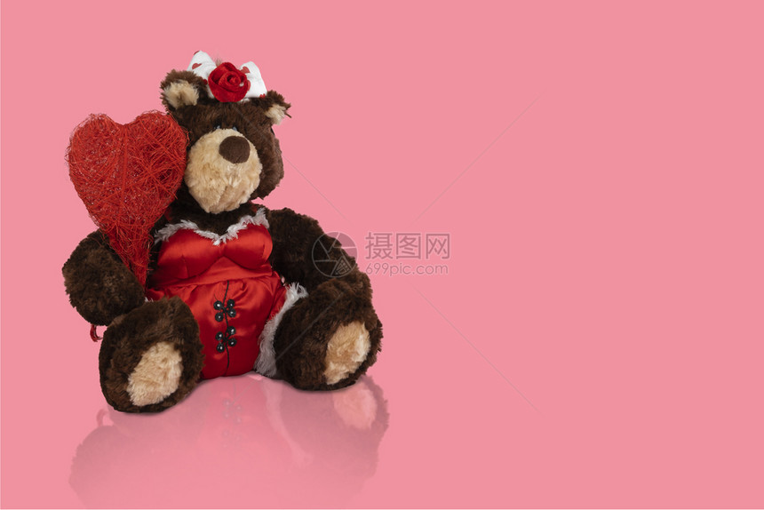 妈们以粉红背景为心脏的泰迪熊情人节概念浪漫庆祝图片