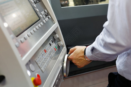 手动的数控转变CNC机械操作器与控制面板一起进行调整有选择的焦点图片